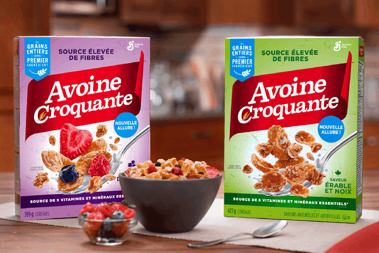 Deux boîtes d'Oatmeal Crisp, l'une saveur Triple Baies, l'autre Érable et Noix, encadrant un bol de céréales Triple Baies. Un bol de fruits est placé devant.